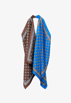 Twee hangende zijden sjaals, één bruin en één felblauw, elk met herhalende sierlijke gouden en witte bloemenpatronen en decoratieve randen.