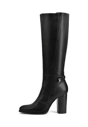 Stivale in pelle nera alto fino al ginocchio con tacco spesso, design elegante, dettagli laterali e superficie liscia. Presenta un elemento in metallo argentato sul lato.