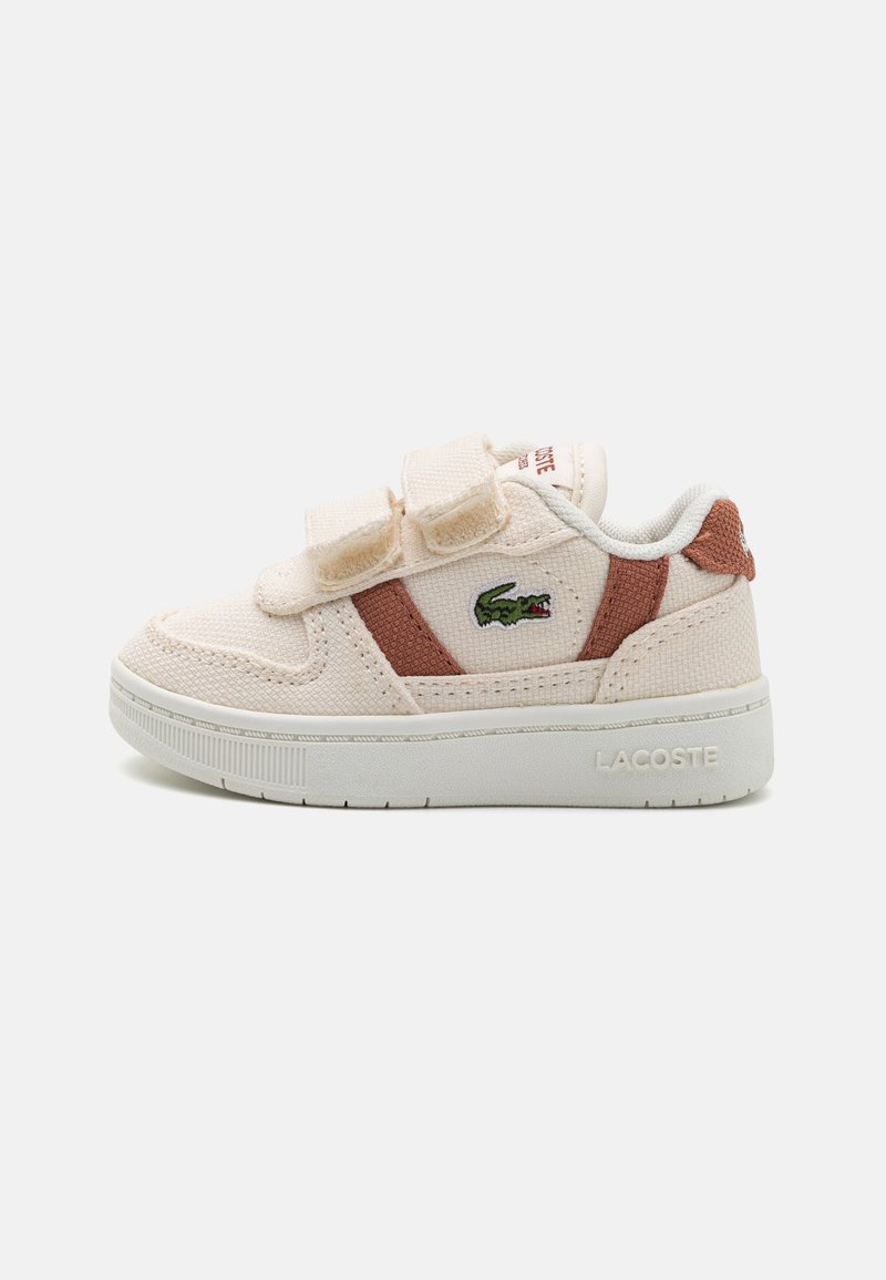 Sneakers in rete beige con dettagli in tessuto marrone, doppie cinghie in Velcro e logo ricamato verde, su una suola in gomma bianca testurizzata.