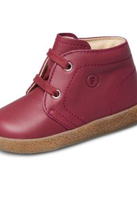 Stivaletti in pelle bordeaux con punta rotonda, suola in gomma e lacci marroni a contrasto. Presentano un logo sottile e dettagli cuciti.