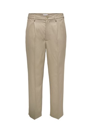 Pantalones beige a medida con pierna recta, con pliegues frontales, cierre con botón y bolsillos laterales. Textura de tela lisa.