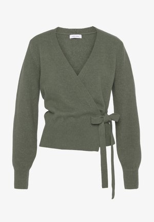 Olivgrüner Wickelcardigan mit langen Ärmeln, V-Ausschnitt, geripptem Saum und einem gebundenen Gürtel in der Taille. Weiche Textur und glatte Oberfläche.