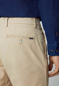 Hackett London SANDERSON beżowy