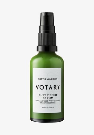 Bouteille en verre vert de Votary Super Seed Serum avec un pulvérisateur noir. L'étiquette présente un fond blanc avec un texte noir et des motifs géométriques.