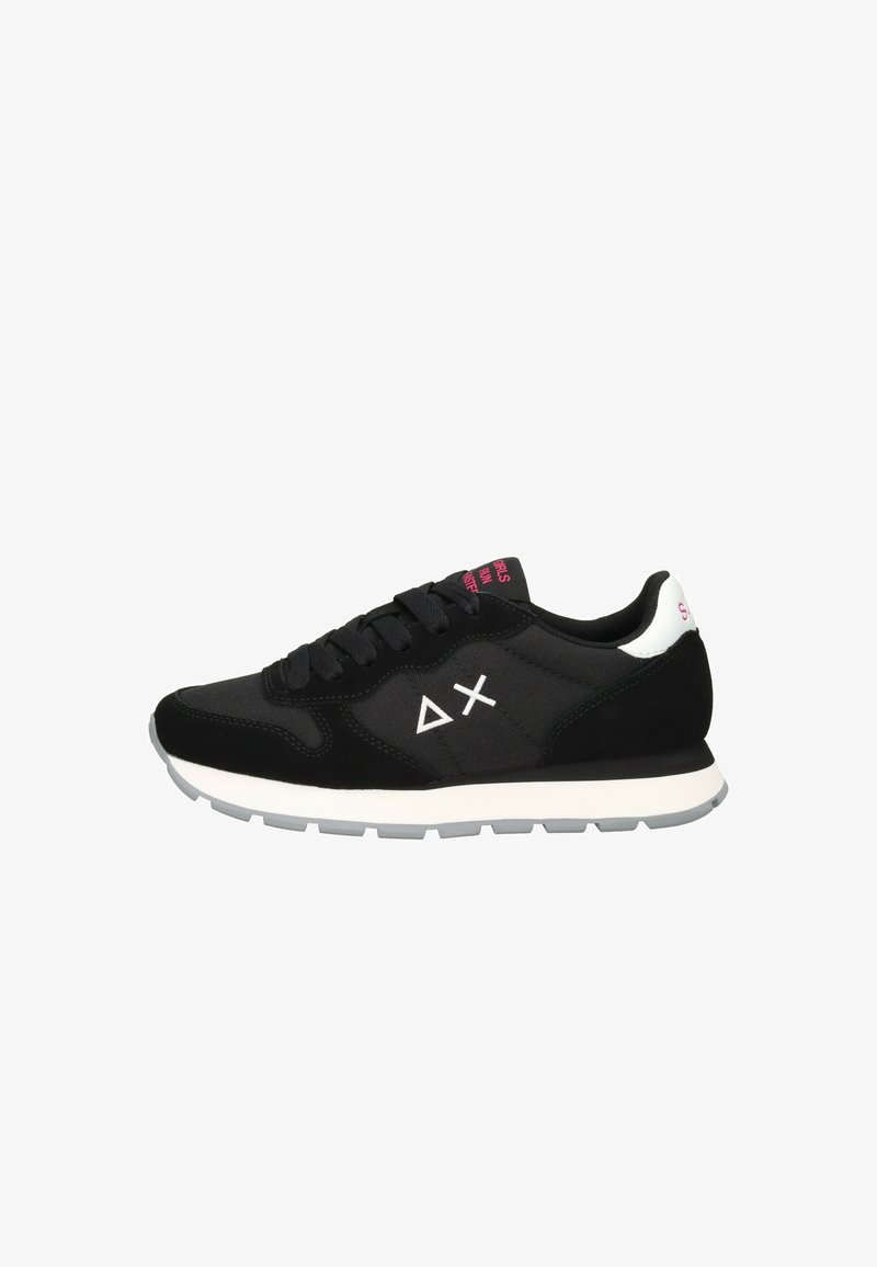 Baskets de sport noires avec une semelle blanche, un logo géométrique blanc sur le côté, un texte rose sur la languette et une bride de talon blanche avec texte rose.