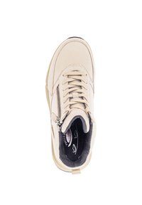 Beige hoge sneaker met een gladde suède bovenkant, textuur veters, zijrits en zwarte inlegzool. Stevige rubberen zool voor grip.