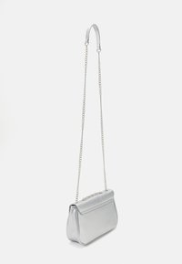 Borsa a tracolla in ecopelle argentata con design strutturato, patta pieghevole e tracolla a catena. Texture liscia con dettagli hardware minimi.