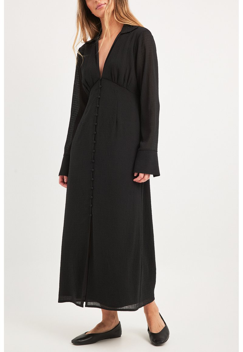 NA-KD - MIT V-AUSSCHNITT UND KNOPFLEISTE - Blusenkleid - black, Vergrößern