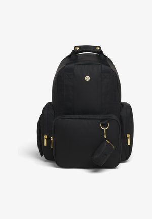 Černý batoh z nylonu se zlatými detaily, obsahující velkou hlavní přihrádku, přední kapsu a odnímatelnou malou taštičku.