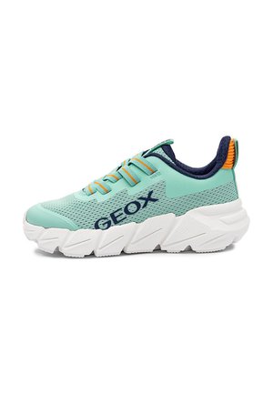 Turkusowo-granatowy sneaker Geox z białą masywną podeszwą, pomarańczowymi akcentami i siateczkową cholewką, widok z boku na białym tle.