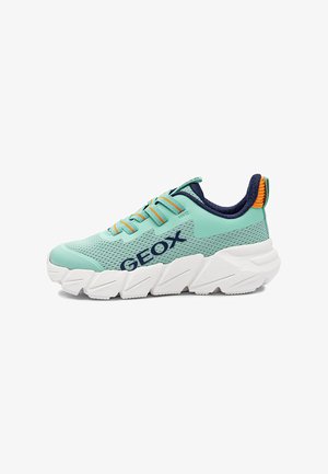 Scarpa da ginnastica Geox turchese chiaro e blu navy con suola spessa bianca, dettagli arancioni e tomaia in mesh su sfondo bianco, vista laterale.
