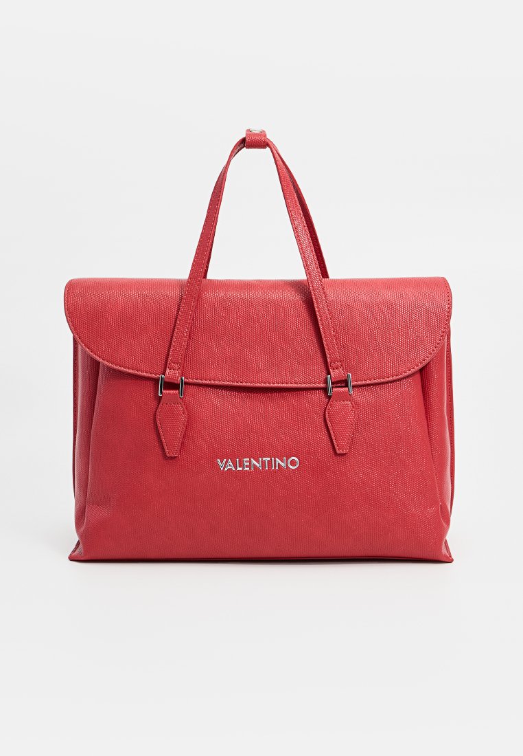 Rote strukturierte Lederhandtasche mit Klappenverschluss, kurzen Griffen und silbernem "Valentino"-Logo. Verfügt über eine strukturierte Form und glatte Oberfläche.