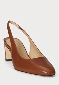 Hnedá kožená slingback obuv s špicatou špičkou a blokovým podpätkom. Dizajn má mierne textúrovaný povrch, ktorý vytvára vizuálny záujem.