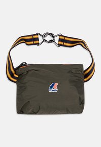 Sac bandoulière vert olive en tissu léger, avec une sangle rayée multicolore et le logo K-Way. Fermeture zippée.