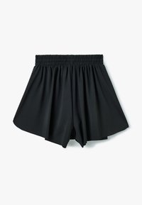 Pantalones cortos negros con una cinturilla elástica, que presentan un diseño fruncido y piernas anchas y fluidas. El material parece suave con una textura blanda.