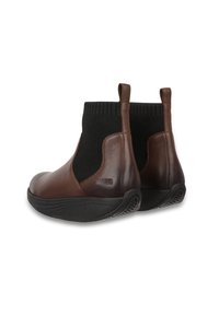 Bottines en cuir marron avec des côtés élastiques noirs et une semelle en caoutchouc noir texturé. Le design présente un bout arrondi et des languettes de tirage.