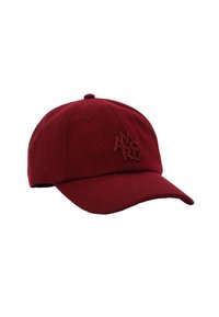 Casquette de baseball en feutre rouge avec visière courbée et logo "AMR" brodé de la même couleur. Texture douce avec 6 œillets de ventilation.