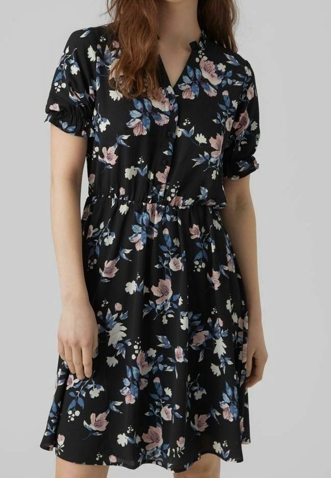 Vestito nero a fiori con maniche corte a sbuffo, scollo a V e vita elastica. Stampa floreale in rosa, blu e bianco su sfondo scuro.