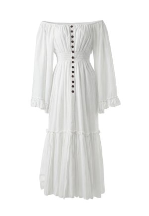 Hvid lang off-shoulder kjole med rynket talje, lange ærmer med flæsekantede manchetter, lagdelt skørt og en række mørke knapper ned foran.