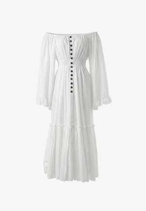 Hvid lang off-shoulder kjole med rynket talje, lange ærmer med flæsekantede manchetter, lagdelt skørt og en række mørke knapper ned foran.