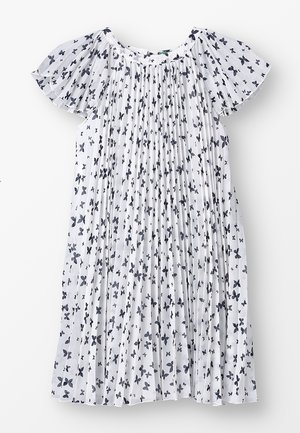 Robe blanche plissée avec manches courtes volantées et imprimé papillon noir partout.