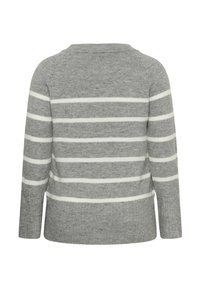 Sivý pletený sveter s bielymi vodorovnými pruhmi, dlhými rukávmi a zaobleným výstrihom. Mäkká textúra a rebrovaný lem na spodnej časti.