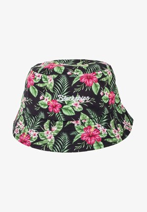 Zwarte bucket hat op een zwarte achtergrond, met levendige roze bloemen en groene bladeren; geborduurd "Blackskis" logo aan de voorkant.