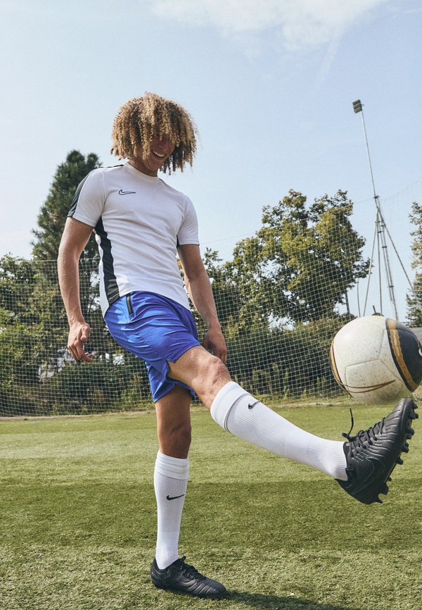 LEGEND 10 PRO FG - Moulded stud football boots3