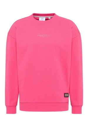 Rožinė džemperis su apykakle. Yra pintos rankovių ir apatinio krašto detalės, siuvinėtas prekių ženklas priekyje ir mažas logotipo ženkliukas šone.