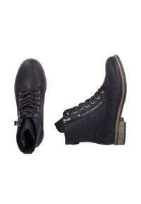 Bottes noires en cuir à cheville avec lacets, fermeture éclair et talon en bois. Présentent une finition texturée et des accents métalliques minimalistes.
