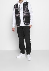 Karl Kani Väst - black