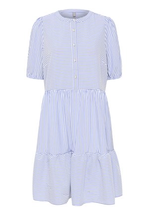 Csíkos ruha világoskék és fehér színben, kerek nyakkivágással, rövid puffos ujjakkal, gombos elejű záródással és gyűrt, réteges alsó résszel.