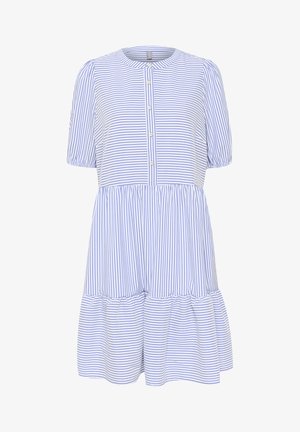 Riba varvastega helesinises ja valges kleidis, millel on ümar kaelus, lühikesed puff sleeves, nööpidega ees sulgumine ja kogutud, mitmetasandiline alläär.