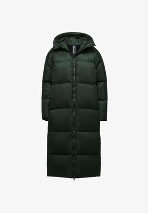 Długi, ocieplany płaszcz w ciemnozielonym kolorze z kapturem. Posiada centralny zamek, pikowane sekcje i proste rękawy. Gładka faktura.