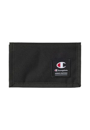 Portafoglio in tessuto nero con una toppa cucita che mostra il logo Champion e il testo "Authentic Athleticwear" sulla parte anteriore.