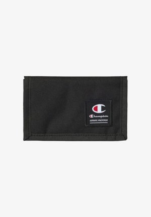 Portafoglio in tessuto nero con una toppa cucita che mostra il logo Champion e il testo "Authentic Athleticwear" sulla parte anteriore.