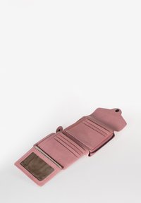 Roze leren portemonnee, ritsluiting, meerdere kaartsleuven, doorzichtige ID-sectie, gladde textuur, minimalistisch ontwerp, ronde klep met knoop.