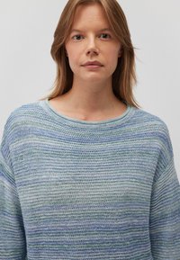 Leichter Strickpullover mit horizontalen Streifen in Blau- und Grüntönen. Weiter Halsausschnitt und lockere Passform. Strukturiertes Stoffmuster.