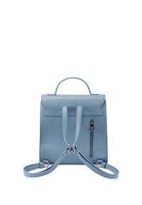 Zaino in ecopelle blu chiaro con motivo a rombi, maniglia superiore, spallacci regolabili e tasca frontale con zip.