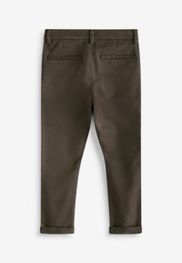 Pantalons marron foncé avec une texture lisse, dotés d'un ourlet roulé et de deux poches arrière. Design simple et droit avec des coutures plates.