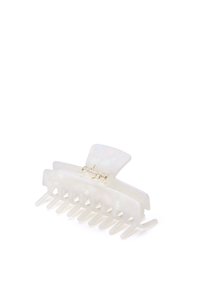 Pinza para el cabello de plástico transparente con un acabado brillante, en forma de mariposa y múltiples puntas para un agarre seguro. Mide aproximadamente 10 centímetros de ancho.