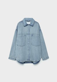Lichtblauwe oversized denimjas met een kraag, knopen aan de voorkant, twee grote borstzakken en een gebogen zoom tegen een witte achtergrond.
