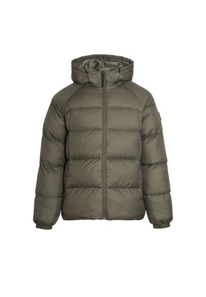 Chaqueta de plumas verde oliva con capucha, que presenta un cierre con cremallera en la parte frontal, un patrón de acolchado horizontal y puños elásticos para un ajuste seguro.