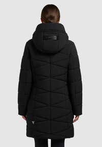 Schwarze Daunenjacke mit abnehmbarer Kapuze, die ein gestepptes Rautenmuster aufweist und ein Logo auf dem Rücken hat. Der Stoff ist glatt und matt.