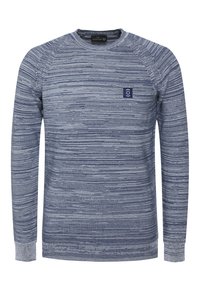 Suéter de rayas azules con cuello redondo, mangas largas, puños acanalados y un pequeño parche con el logo en el pecho. Tejido suave y texturizado.