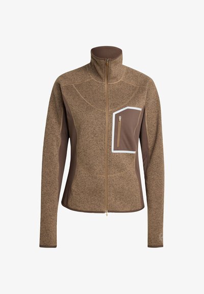 Chaqueta de forro polar marrón con cremallera completa, cuello alto, mangas largas y un bolsillo en el pecho con cremallera delineado con ribete blanco.