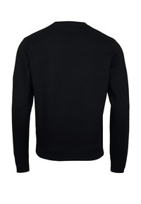 Fekete, hosszú ujjú pulóver hátulról nézve, kerek nyakkivágással és bordás mandzsettával és derékpánttal.