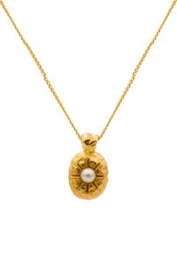 Guld vedhængs Halskæde med en struktureret overflade, der har en central perle og et solstråledesign. Drejet guld kæde fuldender stykket.