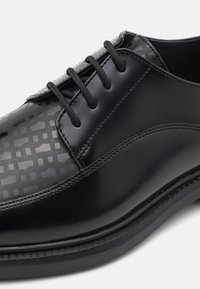 BOSS LARRY - Suvarstomi - black