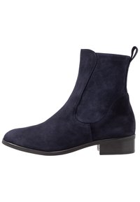 Bottine en daim bleu marine avec bout arrondi, panneaux élastiques sur les côtés et talon bloc bas. Dispose d'une languette à l'arrière.